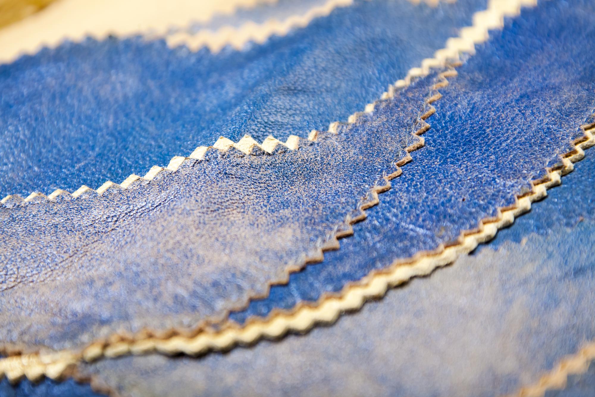 Esempio di ricamo su denim con pattern geometrico